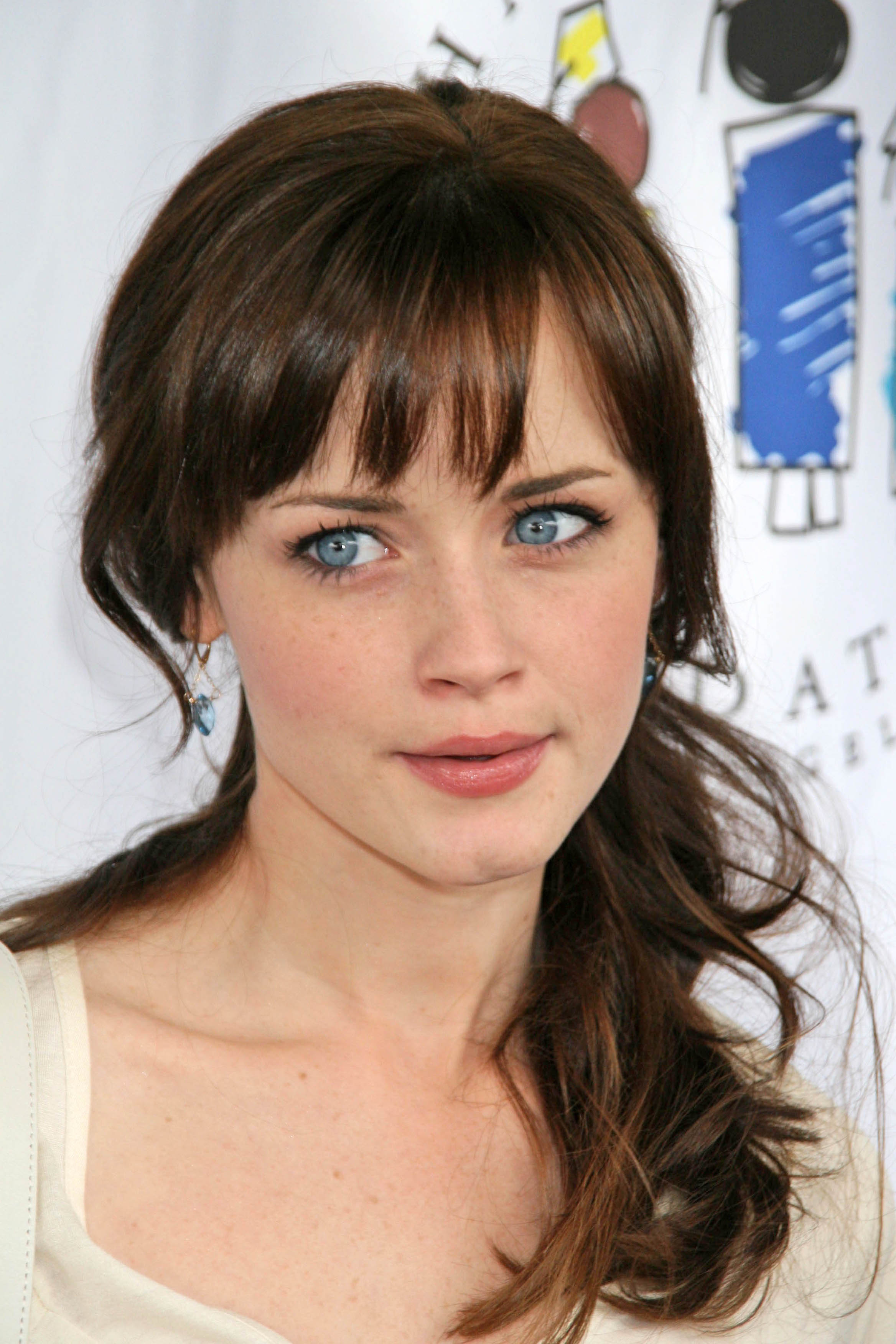 Hair Style Trends Makeup for Virgo Women Alexis Bledel-20